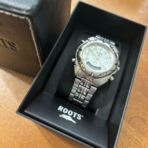 ROOTS Stainless Steel Silver Bracelet Watch